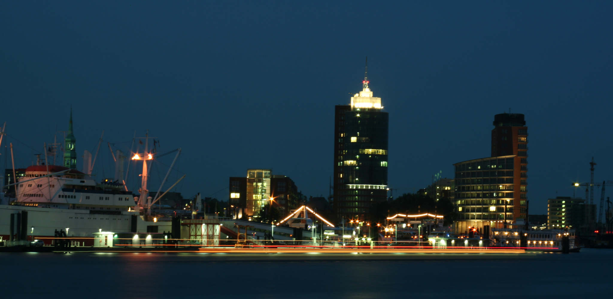 Hamburger Hafen bei Nacht
